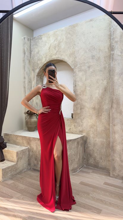 Vestido de noche rojo de un hombro con detalle de cintura bordado en piedra de diseño drapeado