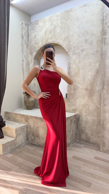 Vestido de noche rojo de un hombro con detalle de cintura bordado en piedra de diseño drapeado