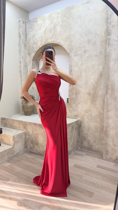 Vestido de noche rojo de un hombro con detalle de cintura bordado en piedra de diseño drapeado