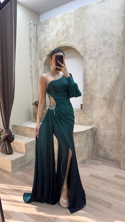 Smaragdgrünes Kleid mit einärmeligem Taillendetail mit Steinbestickung