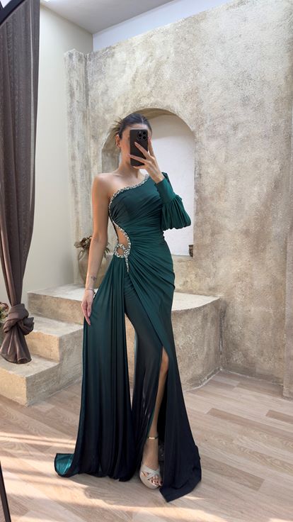 Smaragdgrünes Kleid mit einärmeligem Taillendetail mit Steinbestickung