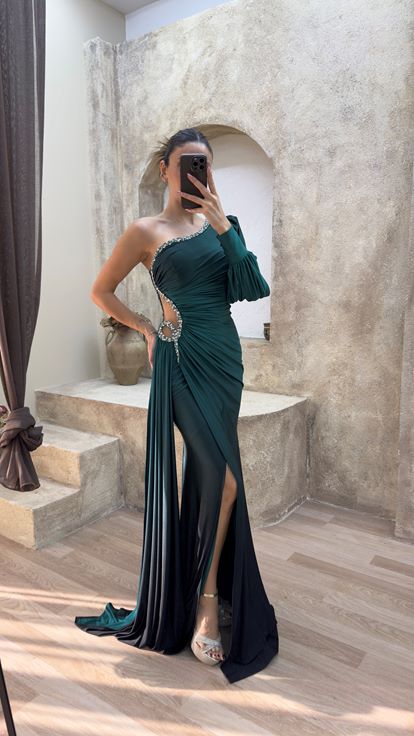 Smaragdgrünes Kleid mit einärmeligem Taillendetail mit Steinbestickung