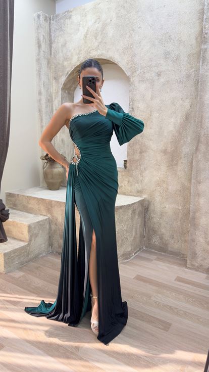 Smaragdgrünes Kleid mit einärmeligem Taillendetail mit Steinbestickung