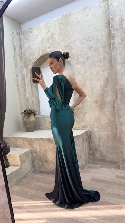 Smaragdgrünes Kleid mit einärmeligem Taillendetail mit Steinbestickung