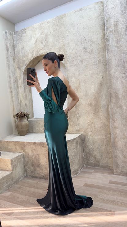 Smaragdgrünes Kleid mit einärmeligem Taillendetail mit Steinbestickung