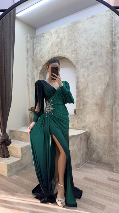 Abito da sera color smeraldo con scollo a portafoglio e spilla 
