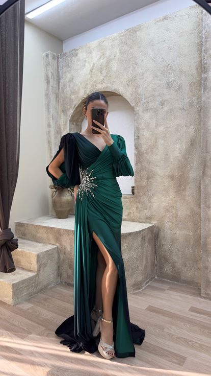 Abito da sera color smeraldo con scollo a portafoglio e spilla 