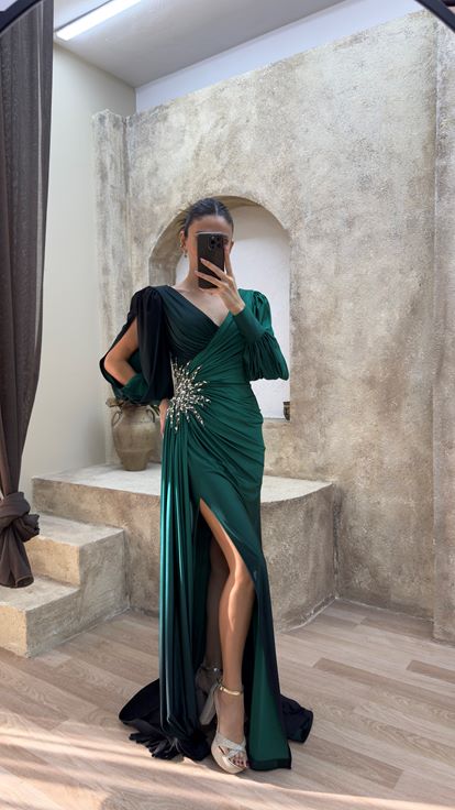 Abito da sera color smeraldo con scollo a portafoglio e spilla 