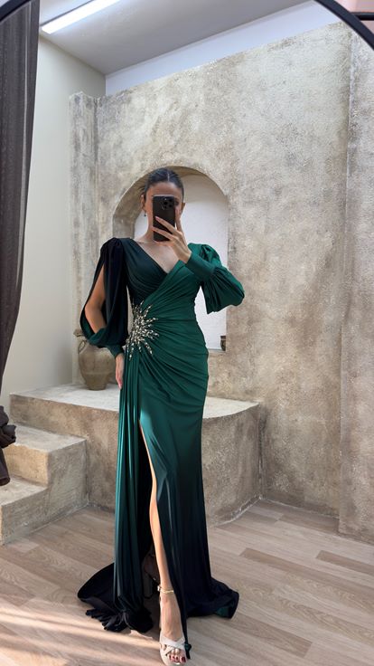 Abito da sera color smeraldo con scollo a portafoglio e spilla 