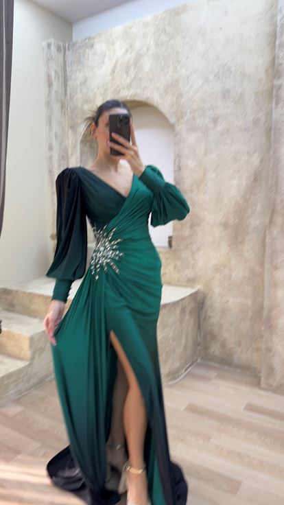 Abito da sera color smeraldo con scollo a portafoglio e spilla 