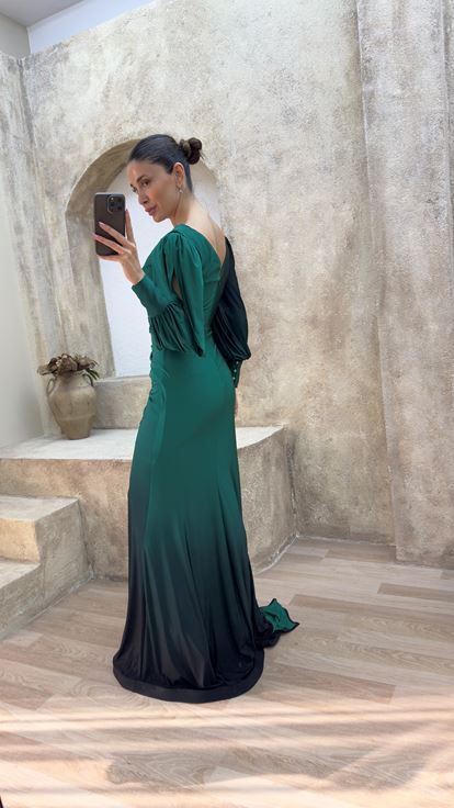 Abito da sera color smeraldo con scollo a portafoglio e spilla 