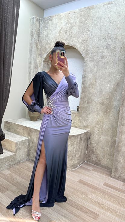 Lilafarbenes Abendkleid mit Wickelausschnitt und Brosche