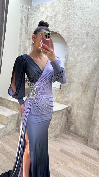 Lilafarbenes Abendkleid mit Wickelausschnitt und Brosche