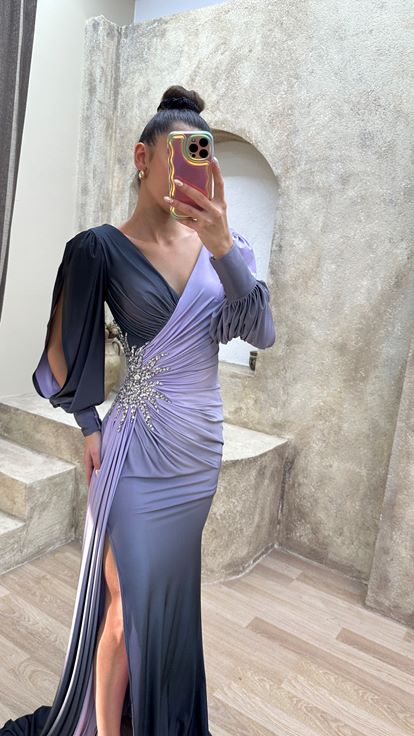 Lilafarbenes Abendkleid mit Wickelausschnitt und Brosche