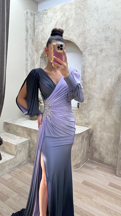 Lilafarbenes Abendkleid mit Wickelausschnitt und Brosche