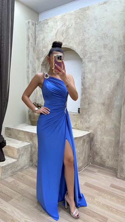 Vestido de noche turquesa de un hombro con detalle de cintura bordado en piedra con diseño drapeado