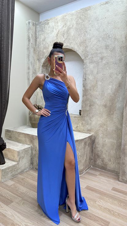 Vestido de noche turquesa de un hombro con detalle de cintura bordado en piedra con diseño drapeado