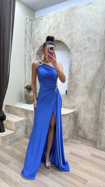 Vestido de noche turquesa de un hombro con detalle de cintura bordado en piedra con diseño drapeado
