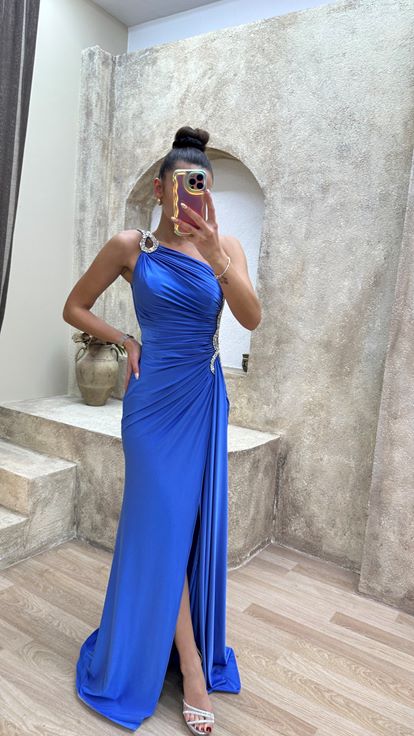 Vestido de noche turquesa de un hombro con detalle de cintura bordado en piedra con diseño drapeado