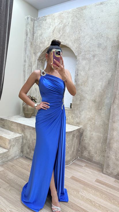 Vestido de noche turquesa de un hombro con detalle de cintura bordado en piedra con diseño drapeado