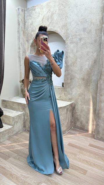 Robe de soirée en satin de conception de détail de volant d’inertie d’épaule