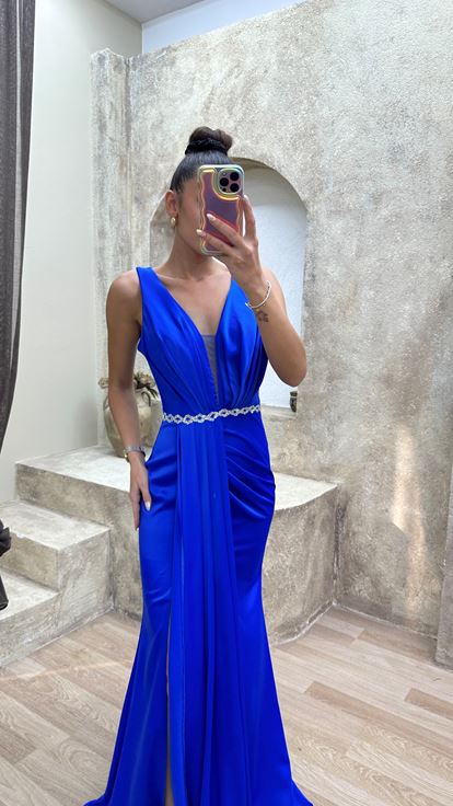 Saks Sırt Detay Yırtmaçlı Drapeli Tasarım Elbise