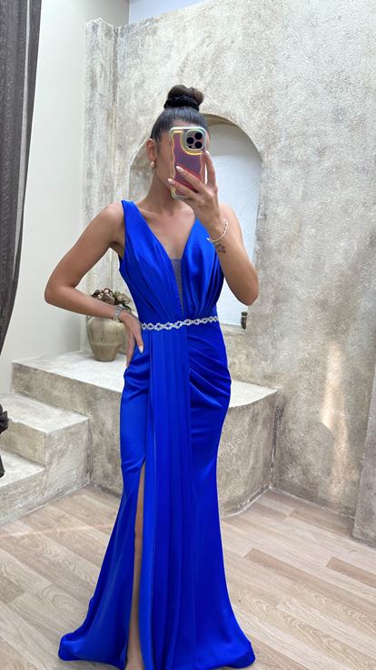Saks Sırt Detay Yırtmaçlı Drapeli Tasarım Elbise