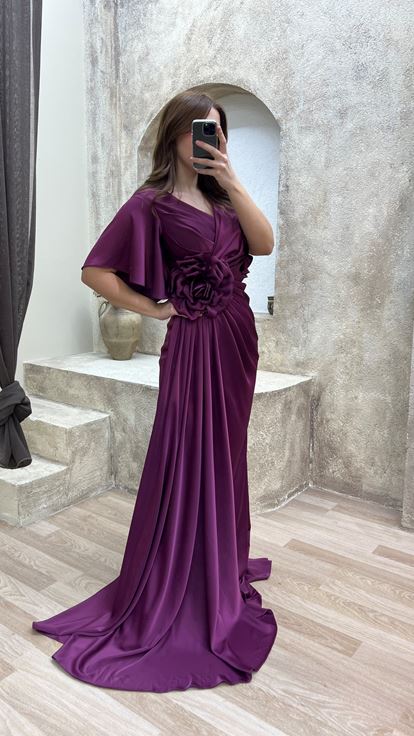 فستان سهرة من الساتان بمقاسات كبيرة، بأكمام وردية وتفاصيل مكشكشة عند الخصر