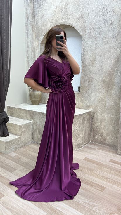 فستان سهرة من الساتان بمقاسات كبيرة، بأكمام وردية وتفاصيل مكشكشة عند الخصر