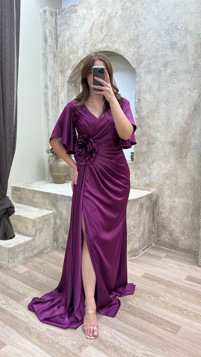 فستان سهرة من الساتان بمقاسات كبيرة، بأكمام وردية وتفاصيل مكشكشة عند الخصر