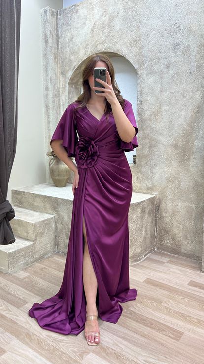 فستان سهرة من الساتان بمقاسات كبيرة، بأكمام وردية وتفاصيل مكشكشة عند الخصر