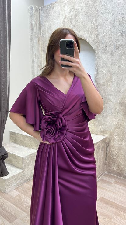 فستان سهرة من الساتان بمقاسات كبيرة، بأكمام وردية وتفاصيل مكشكشة عند الخصر