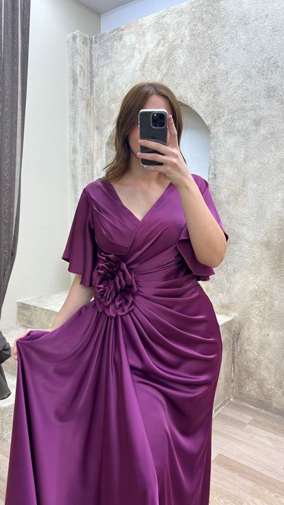 فستان سهرة من الساتان بمقاسات كبيرة، بأكمام وردية وتفاصيل مكشكشة عند الخصر