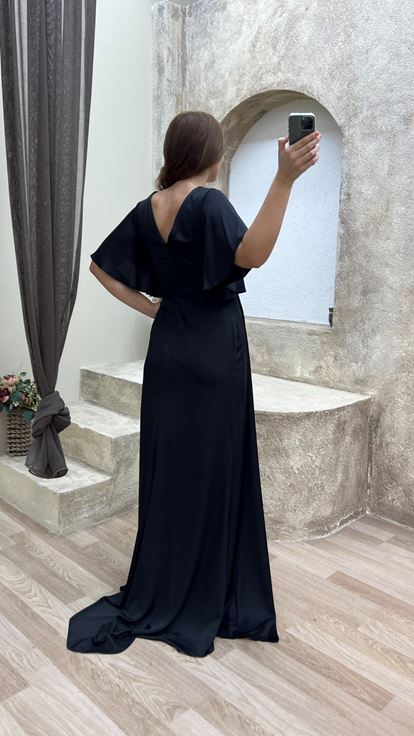 Siyah V Yaka Kolları Volan Taş İşlemeli Tasarım Büyük Beden  Abiye Elbise