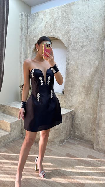 Schwarzes, mit Steinen besticktes Minikleid auf der Brust