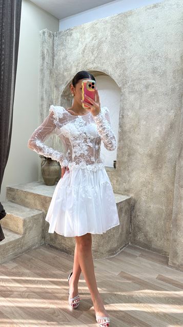 Beyaz Çiçek Detay Transparan Tasarım Elbise