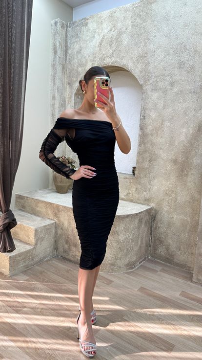 فستان أسود بتصميم غير متماثل ومنسدل