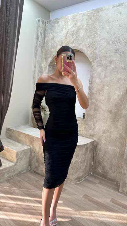 فستان أسود بتصميم غير متماثل ومنسدل