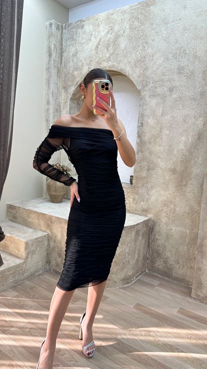 فستان أسود بتصميم غير متماثل ومنسدل