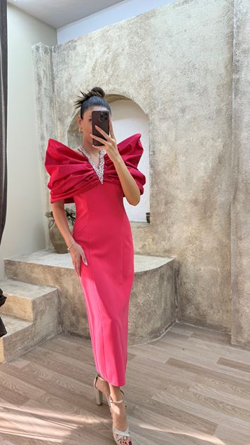 Vestido de noche ajustado con detalle en el cuello rojo  de diseñador 