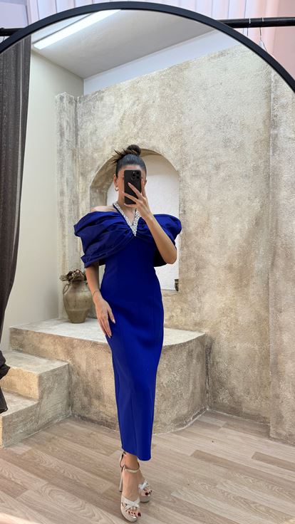 Vestido de noche ajustado con detalle en el cuello de Saks  vestido de diseñador