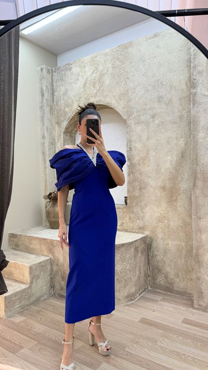 Vestido de noche ajustado con detalle en el cuello de Saks  vestido de diseñador