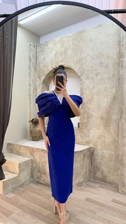 Vestido de noche ajustado con detalle en el cuello de Saks  vestido de diseñador