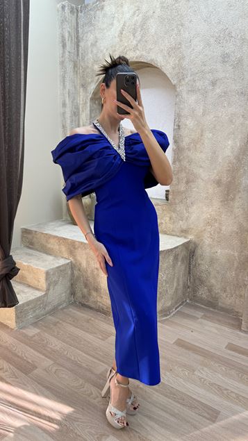 Vestido de noche ajustado con detalle en el cuello de Saks  vestido de diseñador