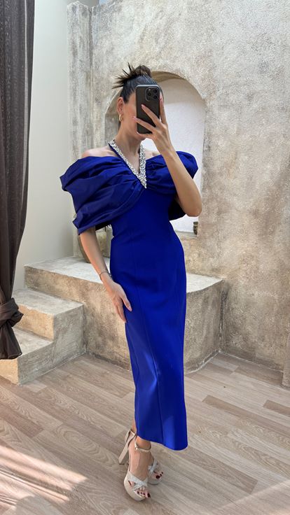 Vestido de noche ajustado con detalle en el cuello de Saks  vestido de diseñador