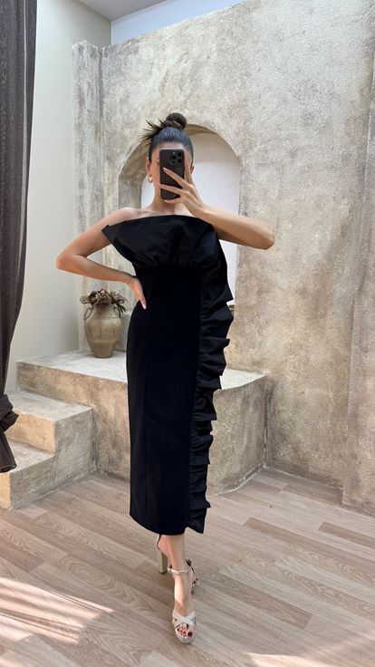 Schwarzes trägerloses Designer Kleid mit Rüschendetails