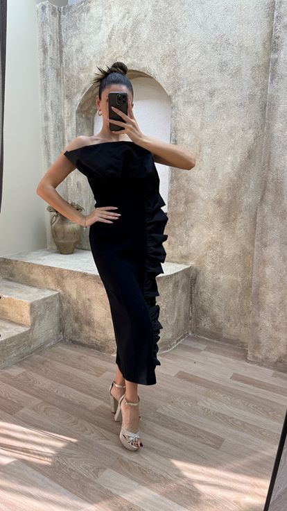 Schwarzes trägerloses Designer Kleid mit Rüschendetails