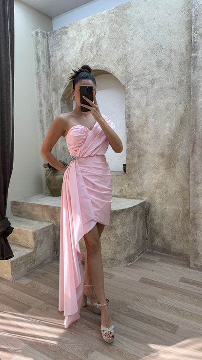 Vestido de diseño con detalle de cintura de un hombro