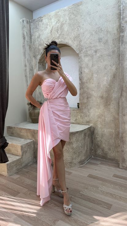 Vestido de diseño con detalle de cintura de un hombro