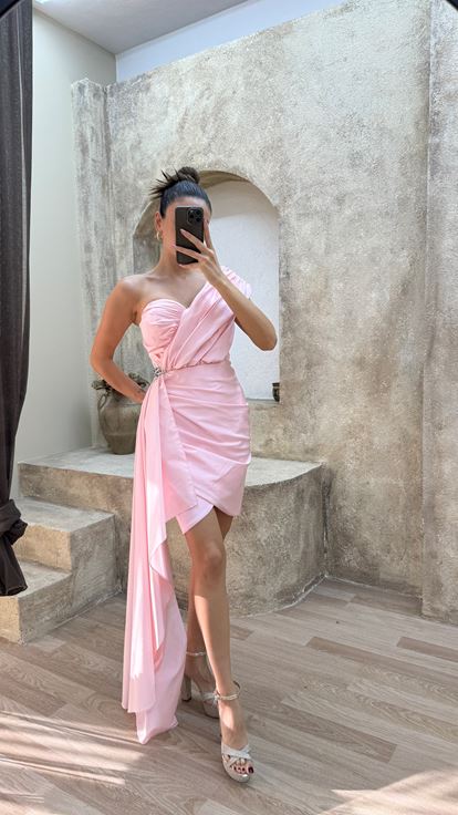 Vestido de diseño con detalle de cintura de un hombro